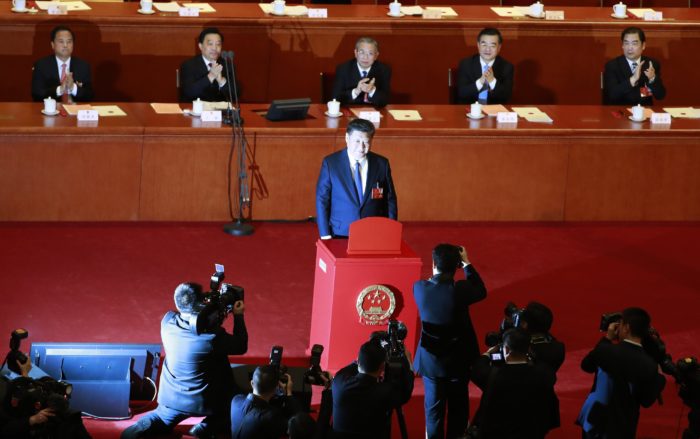 Peking, 2018. március 11. Hszi Csin-ping kínai elnök, a Kínai Kommunista Párt fõtitkára szavaz az Országos Népi Gyûlés, azaz a kínai parlament évenkénti ülésszakának ülésén a pekingi Nagy Népi Csarnokban 2018. március 11-én. A képviselõk elfogadták az alkotmánymódosítást, amellyel eltörlik az államfõ hivatali idejére vonatkozó korlátozást. (MTI/EPA/Hou Hvi Jung)