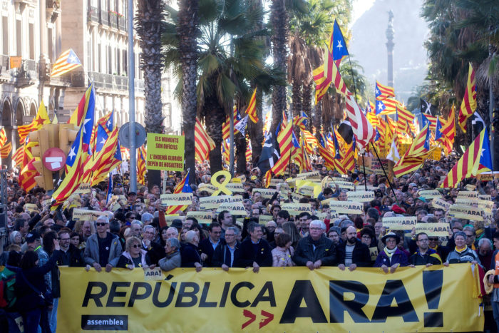 Barcelona, 2018. március 11. Katalónia függetlenségét követelik tüntetők a Katalán Nemzetgyűlés (ANC) nevű politikai civil szervezet felhívására Barcelonában 2018. március 11-én. (MTI/EPA/Quique García)