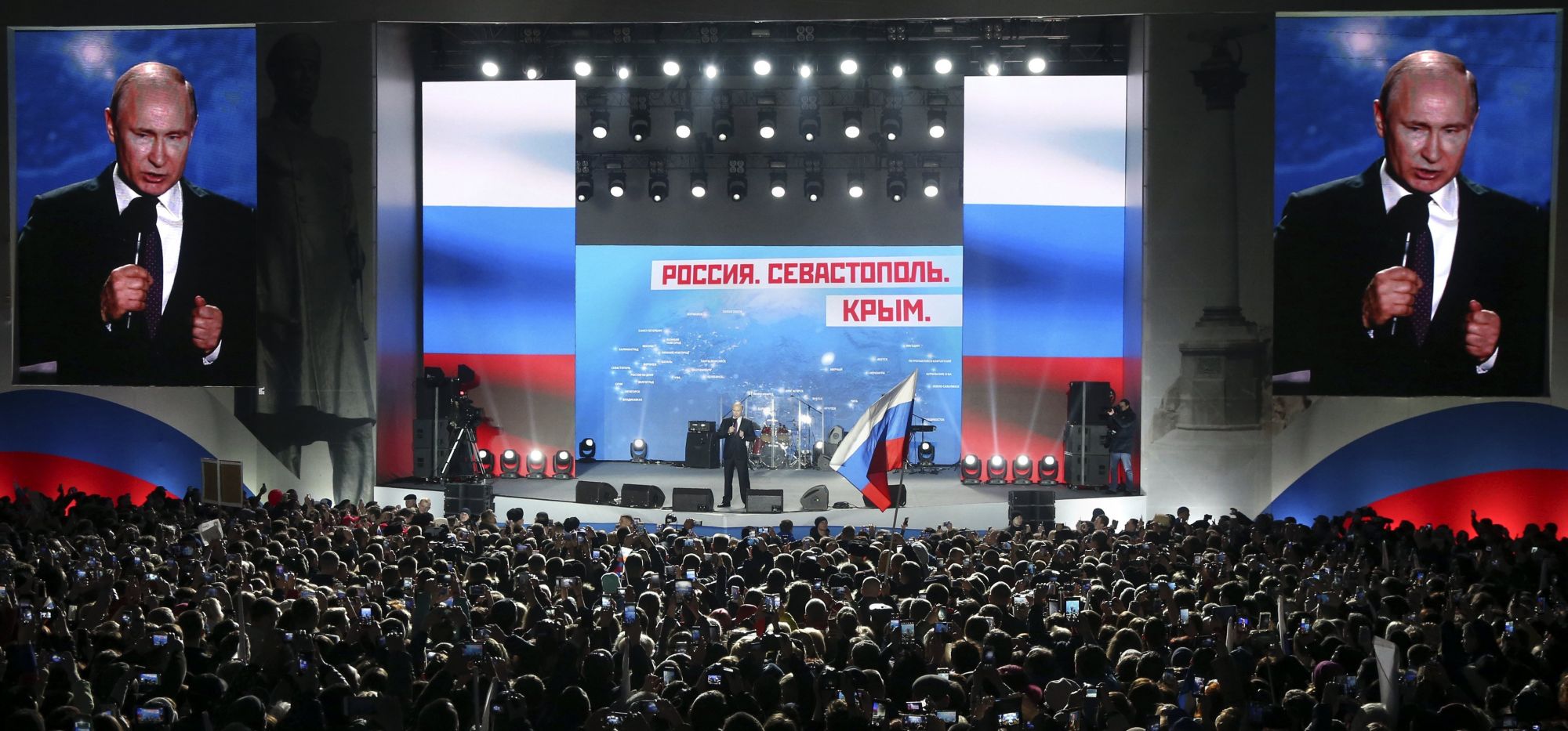 Vlagyimir Putyin orosz államfő választási kampánybeszédet tart a Krím-félsziget Oroszországhoz való csatolásának évfordulója alkalmából tartott koncertek egyike előtt Szevasztopolban 2018. március 14-én. Az oroszországi elnökválasztást március 18-án, a Krím Ukrajnától való elcsatolásának negyedik évfordulóján tartják. (MTI/EPA/Szergej Csirikov)