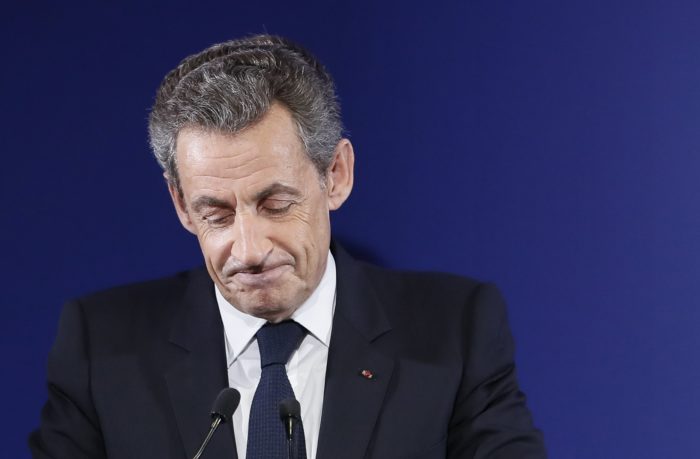 Párizs, 2018. március 20. 2016. november 20-án az ellenzéki jobboldali Köztársaságiak párt párizsi rendezvényen készített kép Nicolas Sarkozy volt francia elnökrõl. 2018. március 20-án Sarkozyt õrizetbe vette a rendõrség és sajtóhírek szerint egy kampányfinanszírozással kapcsolatos ügyben hallgatják ki. Sarkozyt 2014-ben egyszer már rövid idõre õrizetbe vették és kihallgatták, mert a gyanú szerint jogosulatlan elõnyt, magas pozíciót ígért egy bírónak, ha információkat ad át neki a Sarkozy ellen feltételezett illegális kampányfinanszírozás miatt indult vizsgálatról. (MTI/EPA pool/Ian Langsdon) *** Local Caption *** 53685168