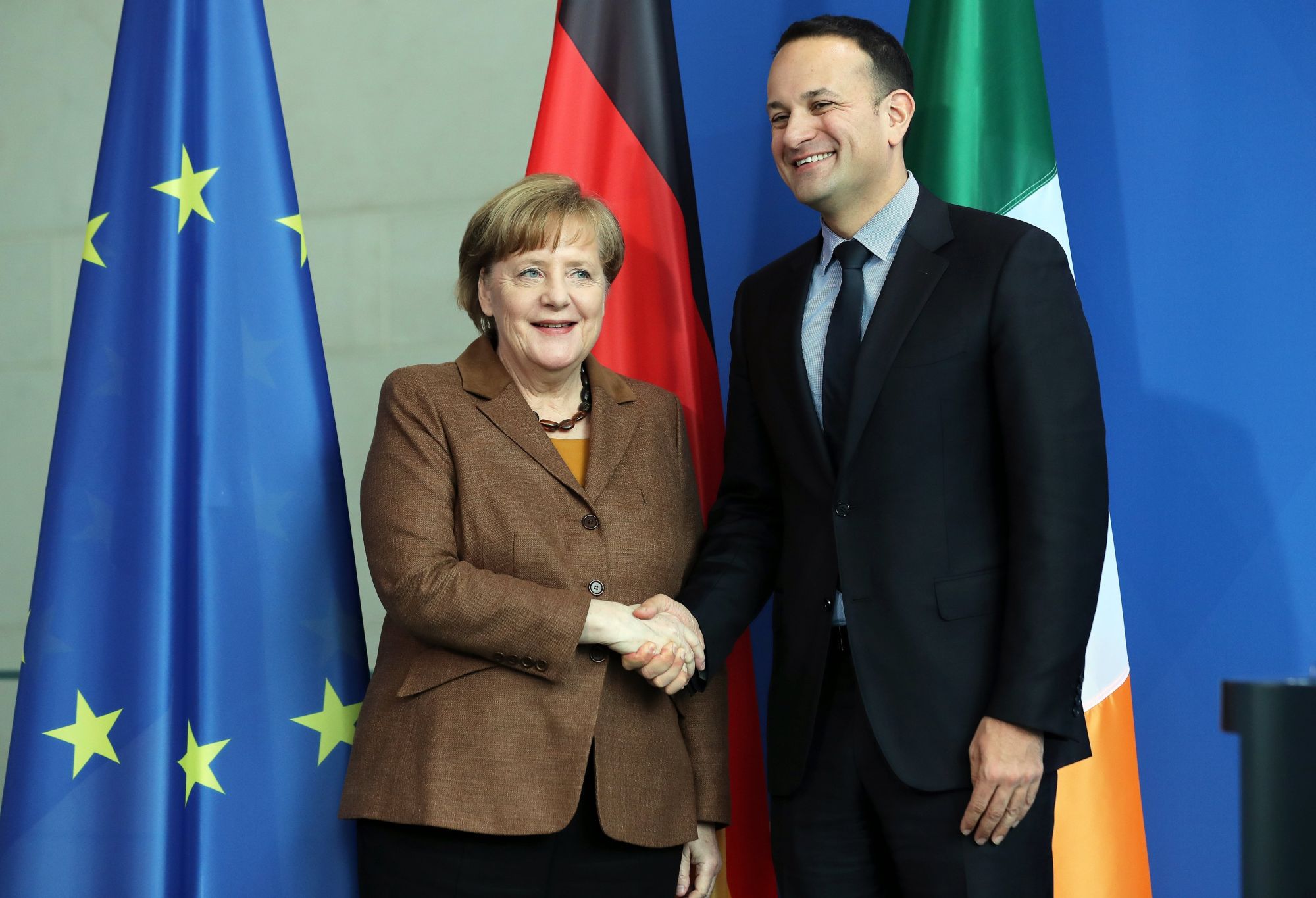 Angela Merkel német kancellár (b) és Leo Varadkar ír miniszterelnök kezet fog a berlini kancellári hivatalban tartott sajtótájékoztatójuk végén 2018. március 20-án. (MTI/EPA/Felipe Trueba)