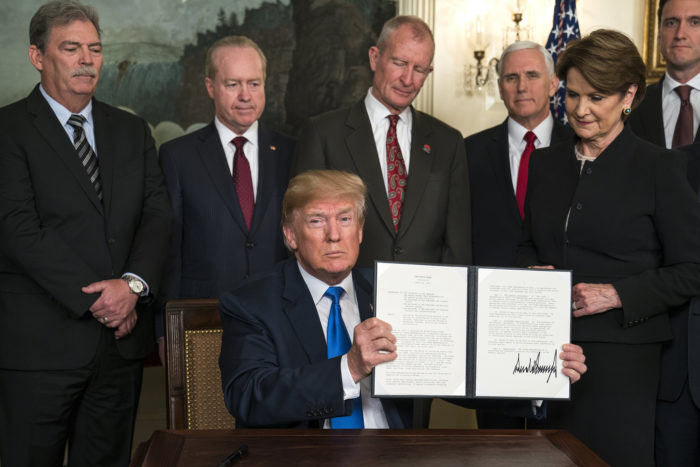 Washington, 2018. március 9. Donald Trump amerikai elnök mutatja az aláírásával ellátott, kínai importtermékekre kivetendő vámról szóló rendeletét a washingtoni Fehér Házban 2018. március 22-én. (MTI/EPA/Jim Lo Scalzo)