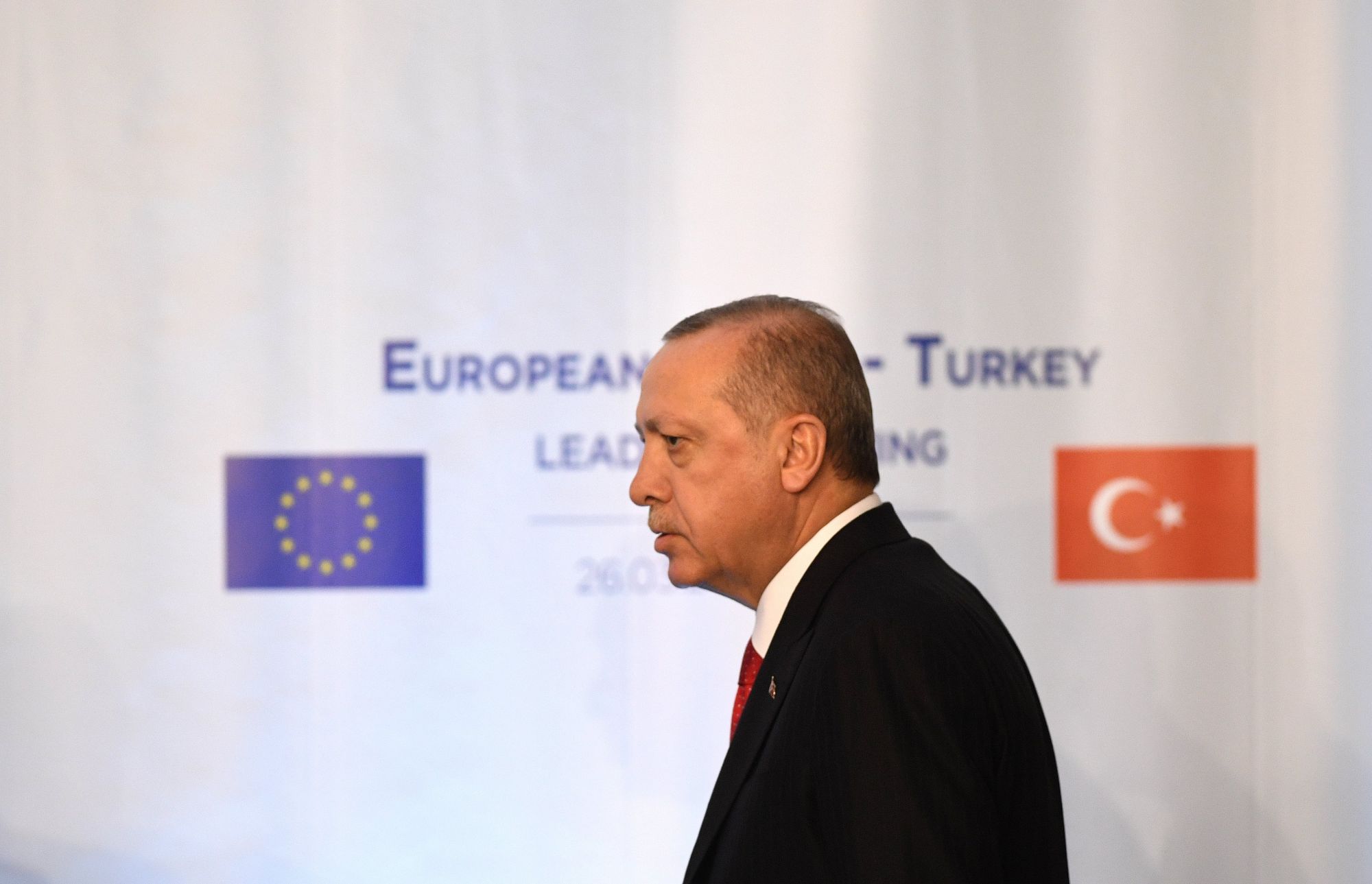 Recep Tayyip Erdogan török államfő érkezik az uniós vezetőkkel tartott találkozóját követő sajtótájékoztatóra a Várna melletti Euxinográd-palotában 2018. március 26-án. (MTI/EPA/Vaszil Donev)