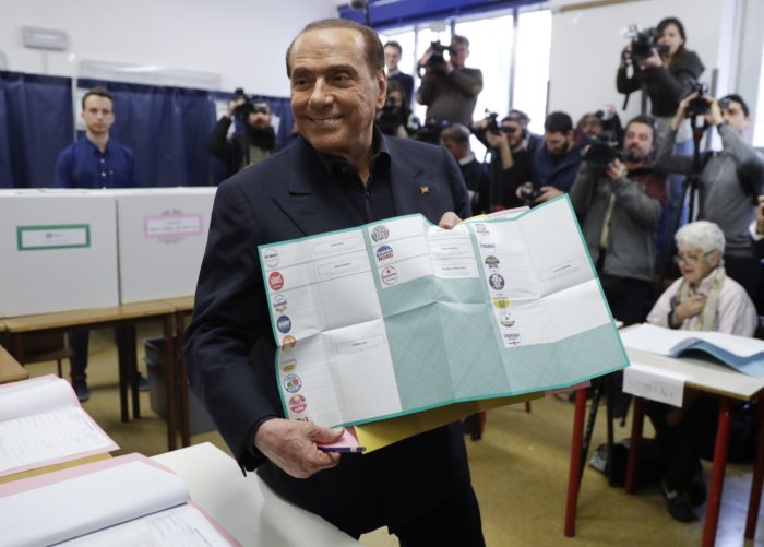 Milánó, 2018. március 4. Silvio Berlusconi volt olasz miniszterelnök, a Forza Italia (FI) párt vezetõje mutatja szavazólapját egy milánói szavazóhelyiségben 2018. március 4-én, a parlamenti választások napján. (MTI/AP/Luca Bruno)