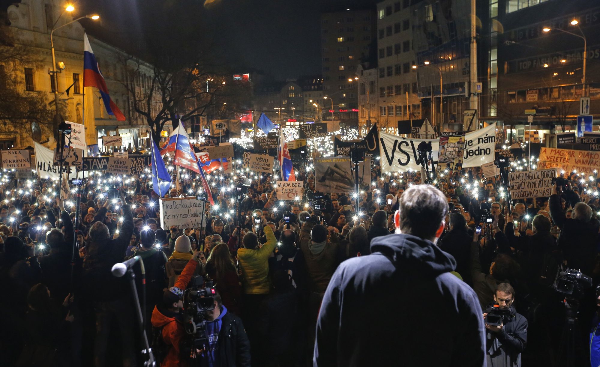 Robert Fico szlovák miniszterelnök lemondását ünneplik tüntetők, akik Ján Kuciak szlovák tényfeltáró újságíró és élettársa, Martina Kusnirová meggyilkolásának alapos kivizsgálását követelik Pozsonyban 2018. március 16-án. (MTI/AP/Darko Vojinovic)