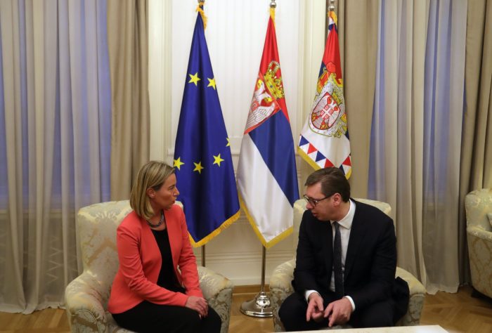 Aleksandar Vucic szerb államfő (b) fogadja Federica Mogherinit, az Európai Unió kül- és biztonságpolitikai főképviselőjét Belgrádban 2018. március 27-én, egy nappal az után, hogy a koszovói rendőrség őrizetbe vette, majd kiutasította az országból Marko Djuricot, a szerb kormány Koszovó-ügyi irodájának a vezetőjét. A koszovói szerb képviselők válaszul bejelentették Vucicnak, hogy kilépnek a pristinai kormánykoalícióból. (MTI/EPA/Andrej Cukic)