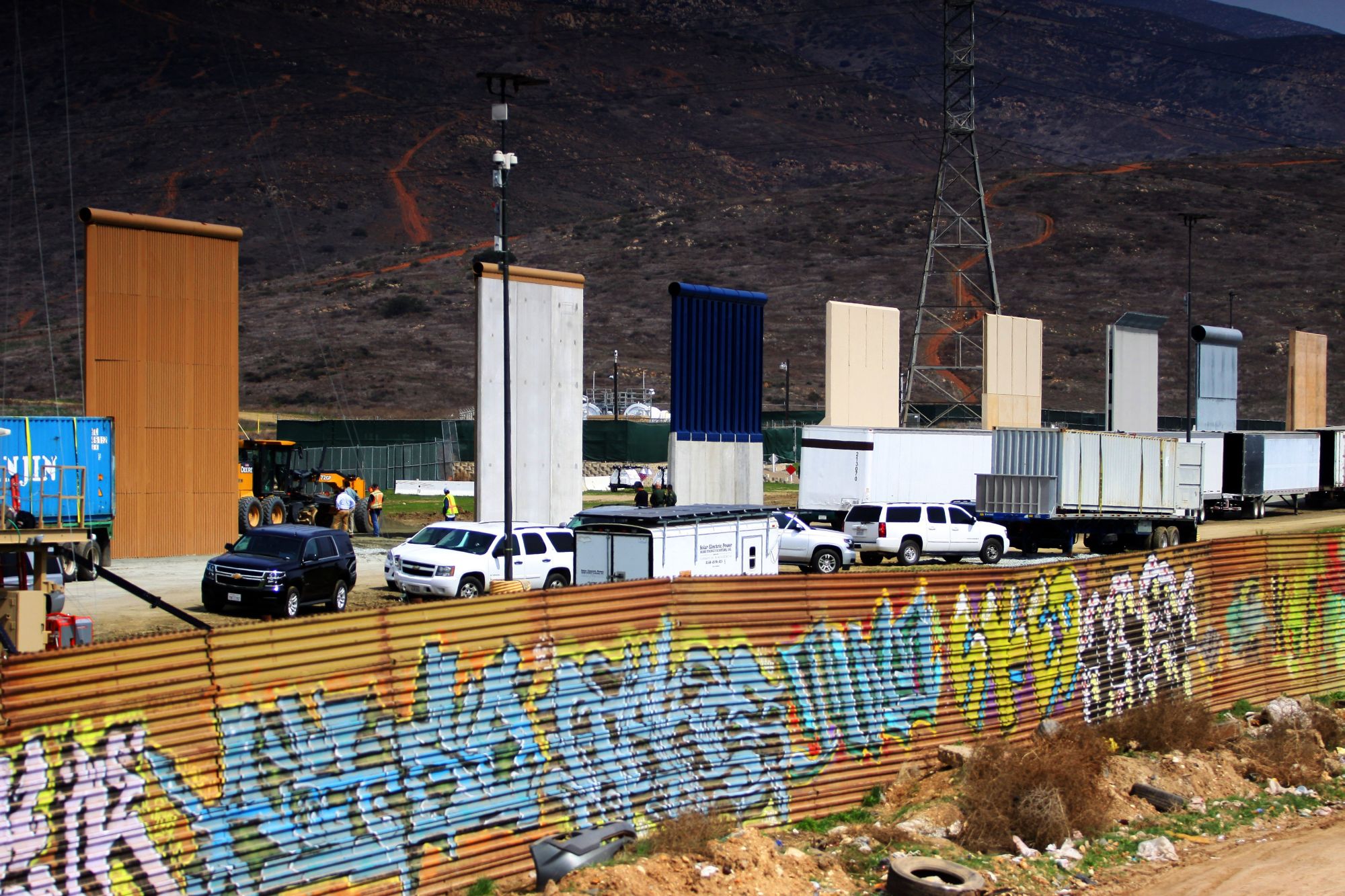A tervezett mexikói fal elemeinek prototípusai a határ mentén, Las Torres felől, Mexikóból nézve, 2018. március 12-én. EPA/ALEJANDRO ZEPEDA