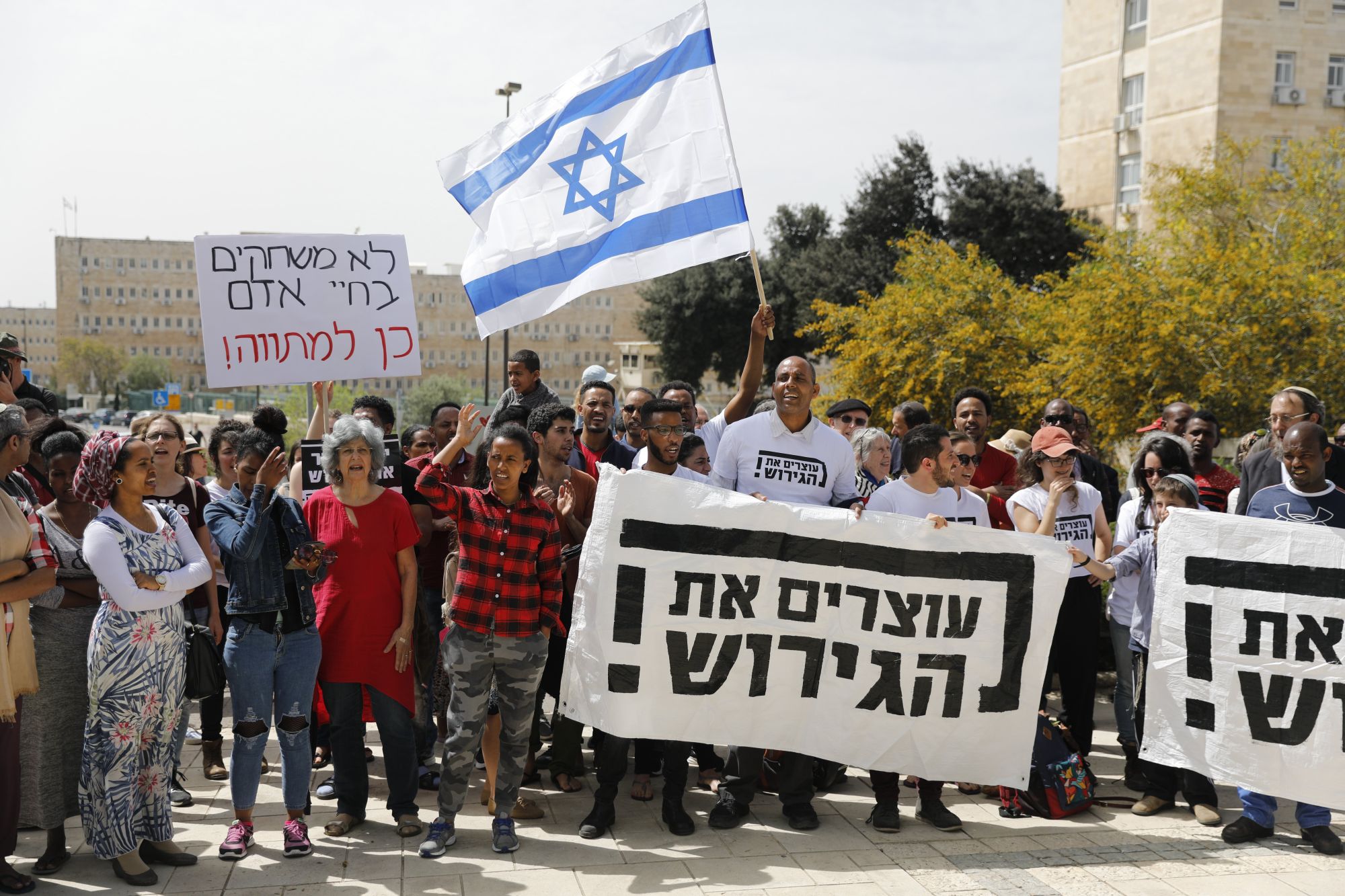 Afrikai menedékkérők és izraeliek tüntetnek az afrikai menekültek kitoloncolása ellen a miniszterelnöki hivatal előtt Jeruzsálemben, 2018. április 3-án. Netanjahu politikai nyomásra felmondta az ENSZ-szel kötött menekültügyi megállapodást.  EPA/ABIR SULTAN