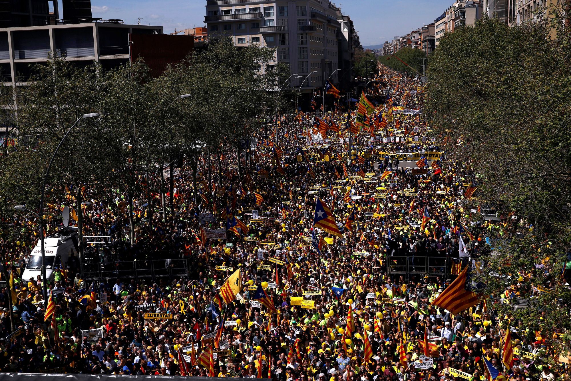 Tüntetők vonulnak Barcelonában a bebörtönzött katalán politikusok szabadon engedéséért, 2018. április 15-én.  EPA/Quique Garcia