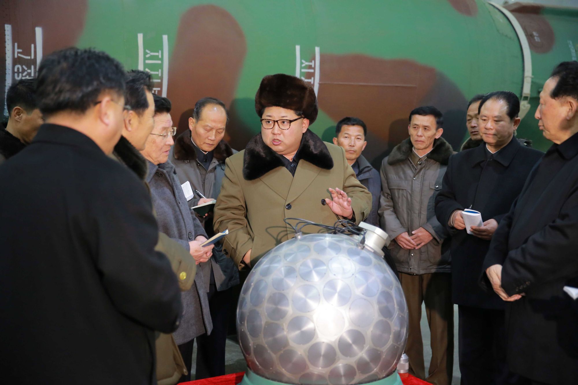 A KCNA által dátum és helyszín nélkül kiadott fotón Kim Dzsong Un tudósokkal és technikusokkal a nukleáris fegyverekről beszél. EPA/KCNA   *** Local Caption *** 53397156