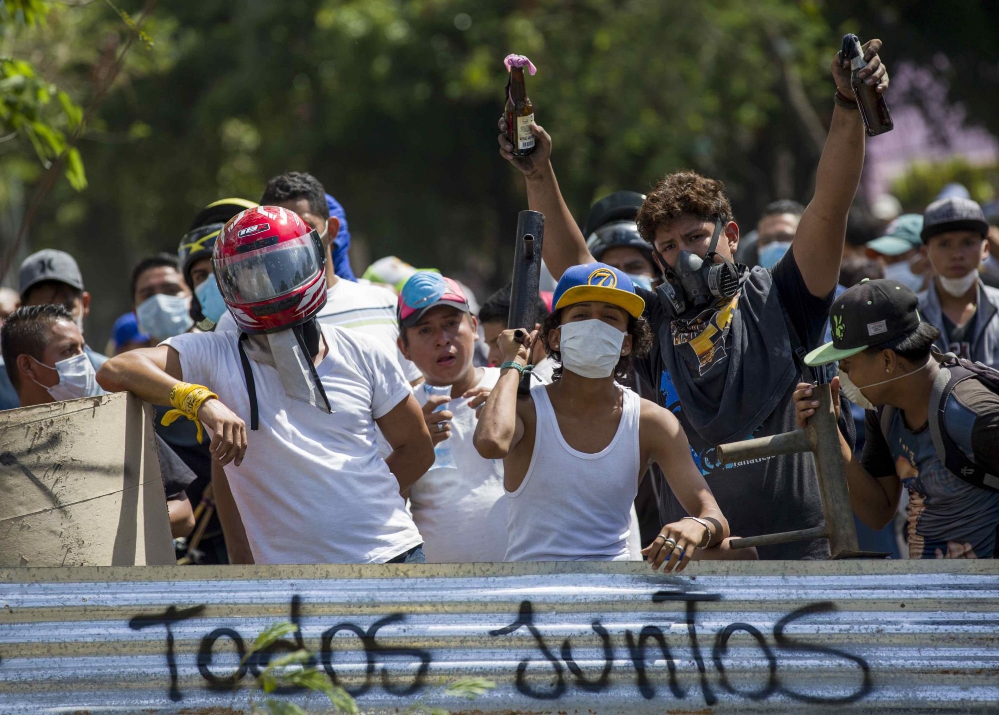 Tüntetők a demonstrációk negyedik napján Managuában, Nicaraguában 2018. április 21-én.  Felirat: "Todos juntos", azaz "Mindeki együtt".   EPA/JORGE TORRES
