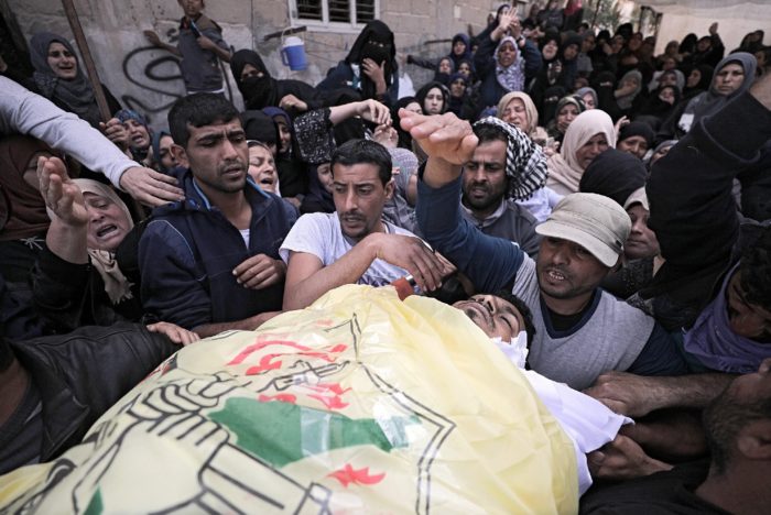 Az izraeli katonák által lelőtt palesztin férfiak egyikét gyászolják hozzátartozói a Gázai övezet déli részén levő Hán városban 2018. március 31-én. (MTI/EPA/Mohamed Szaber)