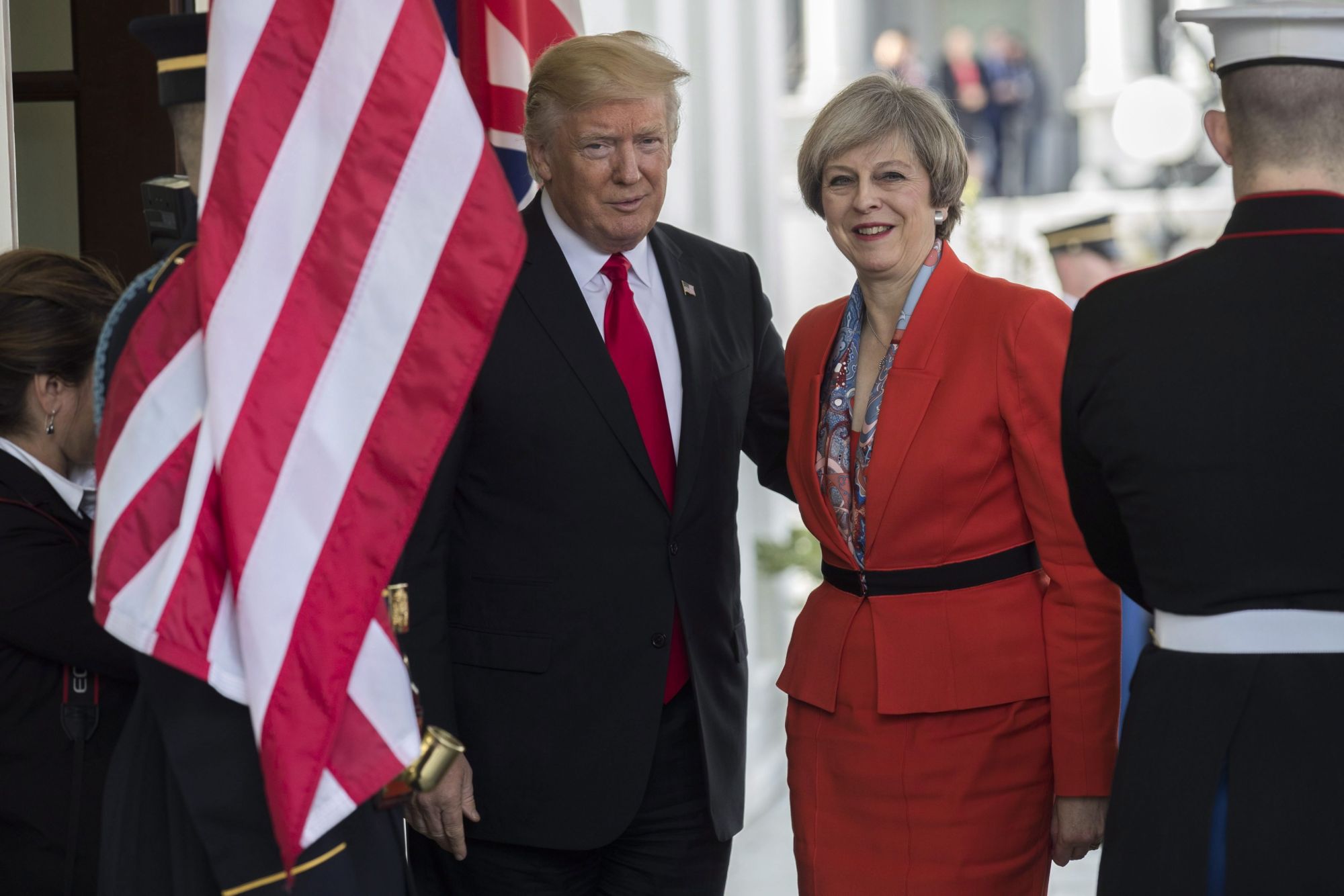 Donald Trump amerikai elnök (b) üdvözli Theresa May brit miniszterelnököt a washingtoni Fehér Házban 2017. január 27-én. May a január 20-án hivatalba lépett Donald Trump első külföldi vendége volt. (MTI/EPA/Shawn Thew)
