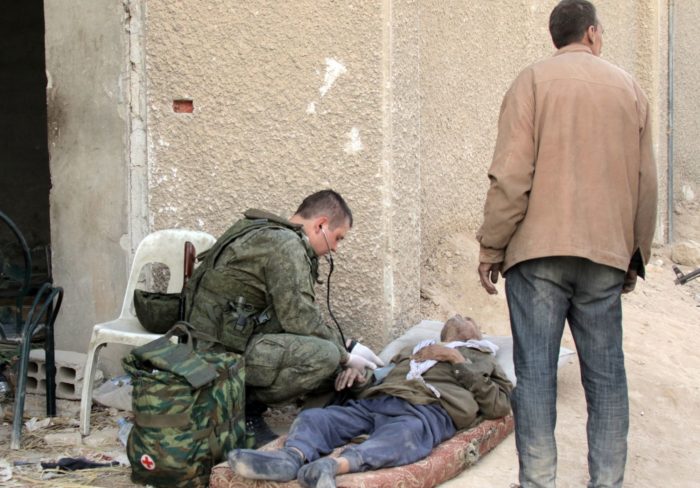Damaszkusz, 2018. március 14. Orosz szanitéc vizsgálja a kelet-gútai harcok elõl elmenekült idõs szíriai férfiak egyikét Damaszkusz közelében (MTI/EPA/Juszef Badaui)