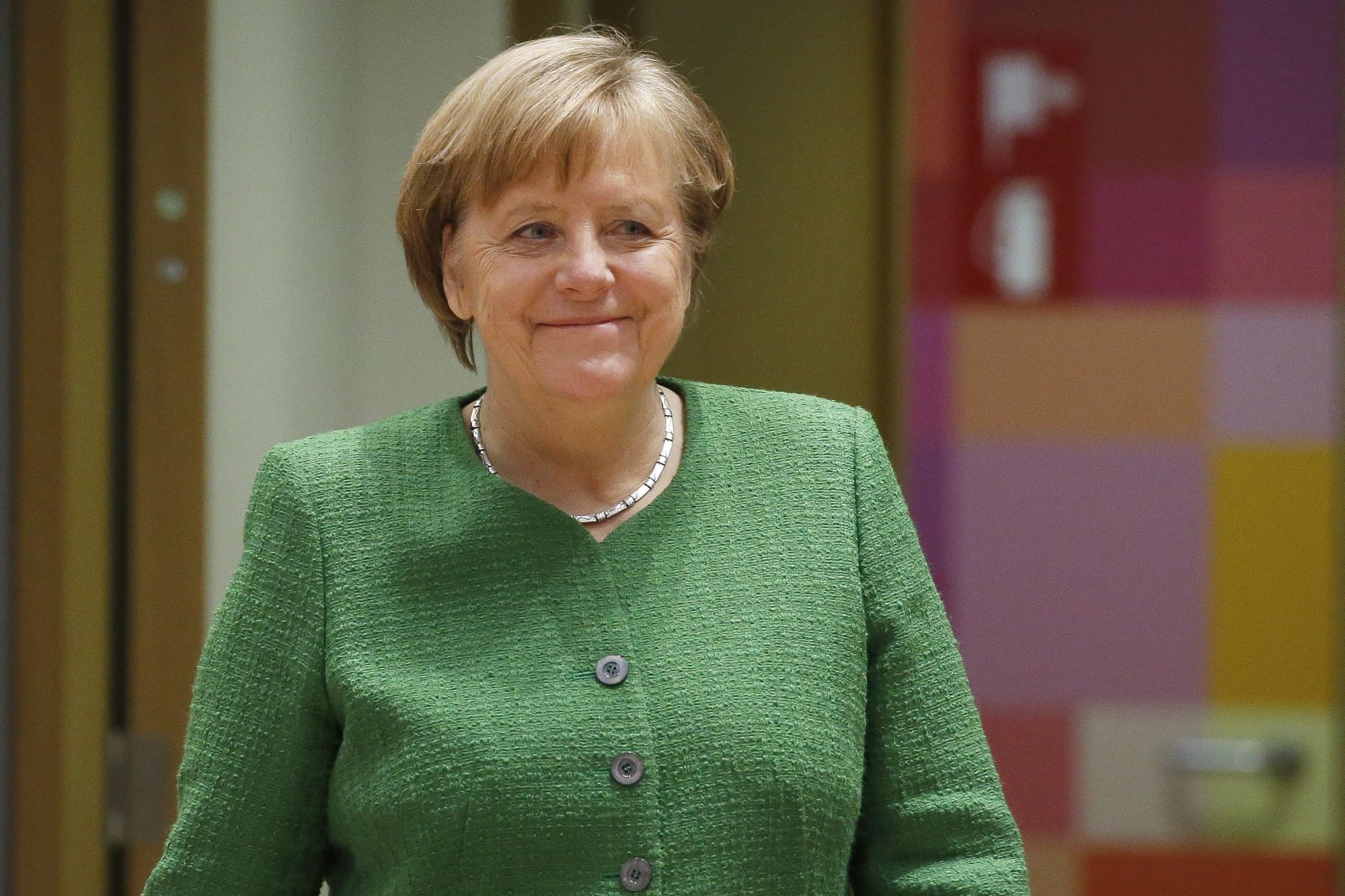 Angela Merkel német kancellár érkezik az Európai Unió tagállamai kétnapos állam- és kormányfői csúcstalálkozójának második napi ülésére Brüsszelben 2018. március 23-án. (MTI/EPA/Julien Warnand)