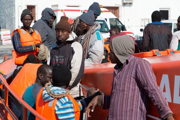 Motril, 2018. március 28. Fekete-afrikai migránsok érkeznek a dél-spanyolországi Motril kikötõjébe 2018. március 28-án. A spanyol haditengerészet 34, Spanyolországba tartó afrikai illegális bevándorlót mentett ki egy kis hajóról. (MTI/EPA/Miguel Paquet)