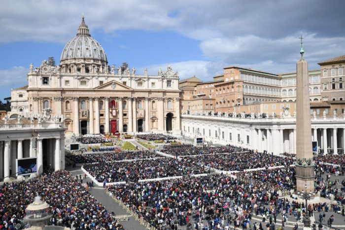 Hívek hallgatják Ferenc pápa húsvétvasárnapi miséjét a római Szent Péter téren 2018. április 1-én. (MTI/EPA/Alessandro Di Meo)