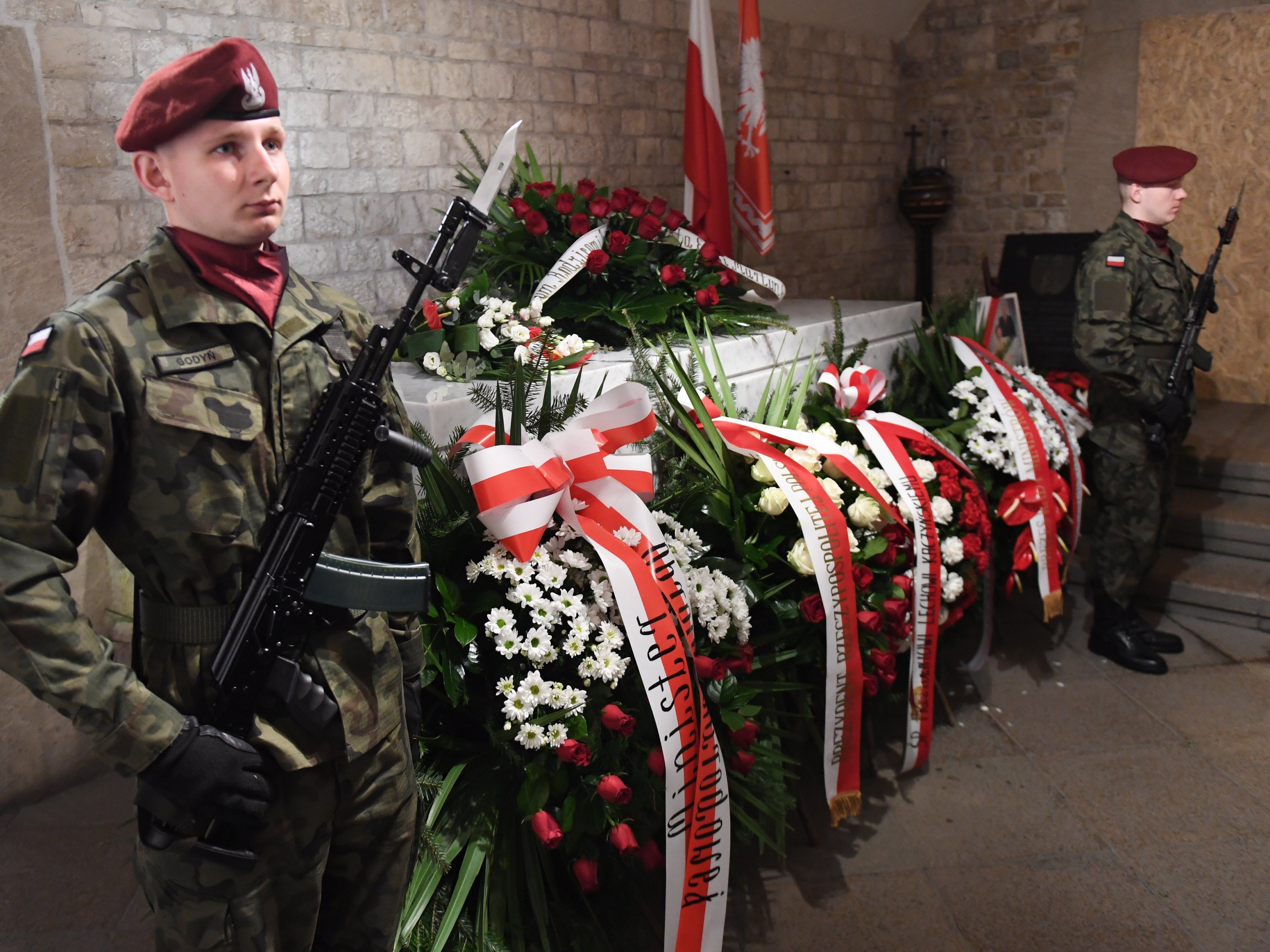 Lech Kaczynski volt lengyel elnök és felesége, Maria Kaczynska szarkofágja a krakkói királyi várban, a Wawel székesegyház kriptájában a házaspár halálát okozó repülőszerencsétlenség nyolcadik évfordulójának alkalmából 2018. április 10-én. A házaspárt és 94 másik embert  köztük az állami szféra és a hadsereg több vezető személyiségét  szállító repülőgép 2010. április 10-én zuhant le az oroszországi Szmolenszk közelében. (MTI/EPA/Jacek Bednarczyk)