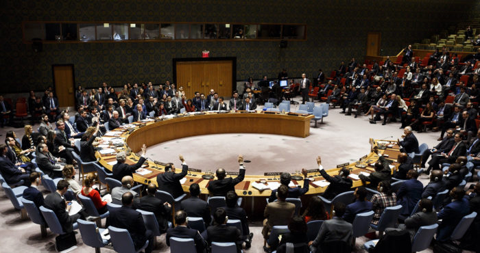 New York, 2018. április 11. Az ENSZ Biztonsági Tanácsának tagjai az Egyesült Államok határozattervezetéről szavaznak a Szíriában végrehajtott vegyifegyver-támadások ügyében tartott ülésen a világszervezet New York-i székházában 2018. április 10-én. (MTI/EPA/Justin Lane)