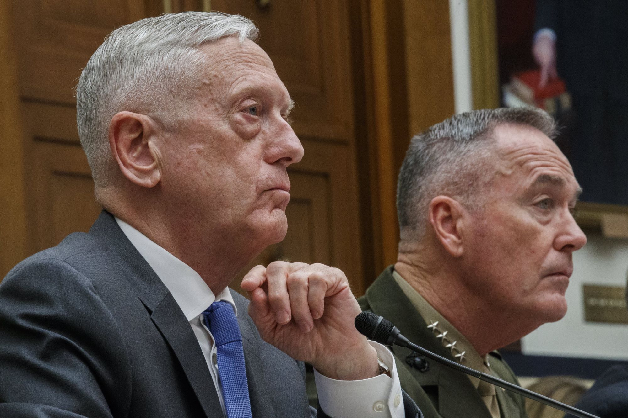 James Mattis amerikai védelmi miniszter (b) és Joseph Dunford tábornok, az amerikai vezérkari főnökök egyesített bizottságának elnöke az amerikai fegyveres erők felügyeletének bizottsága előtti meghallgatásukon a washingtoni törvényhozás épületében a Capitoliumban 2018. április 12-én. A katonai vezetőket az állítólagos dúmai vegyi támadásra adható válaszlépésekkel kapcsolatban hallgatják meg. (MTI/EPA/Shawn Thew)
