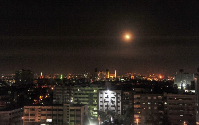 A SANA szíriai állami hírügynökség által közreadott kép a szíriai légvédelmi rendszer által kilõtt rakéták egyikérõl Damaszkusz felett 2018. április 14-én (MTI/EPA/SANA)