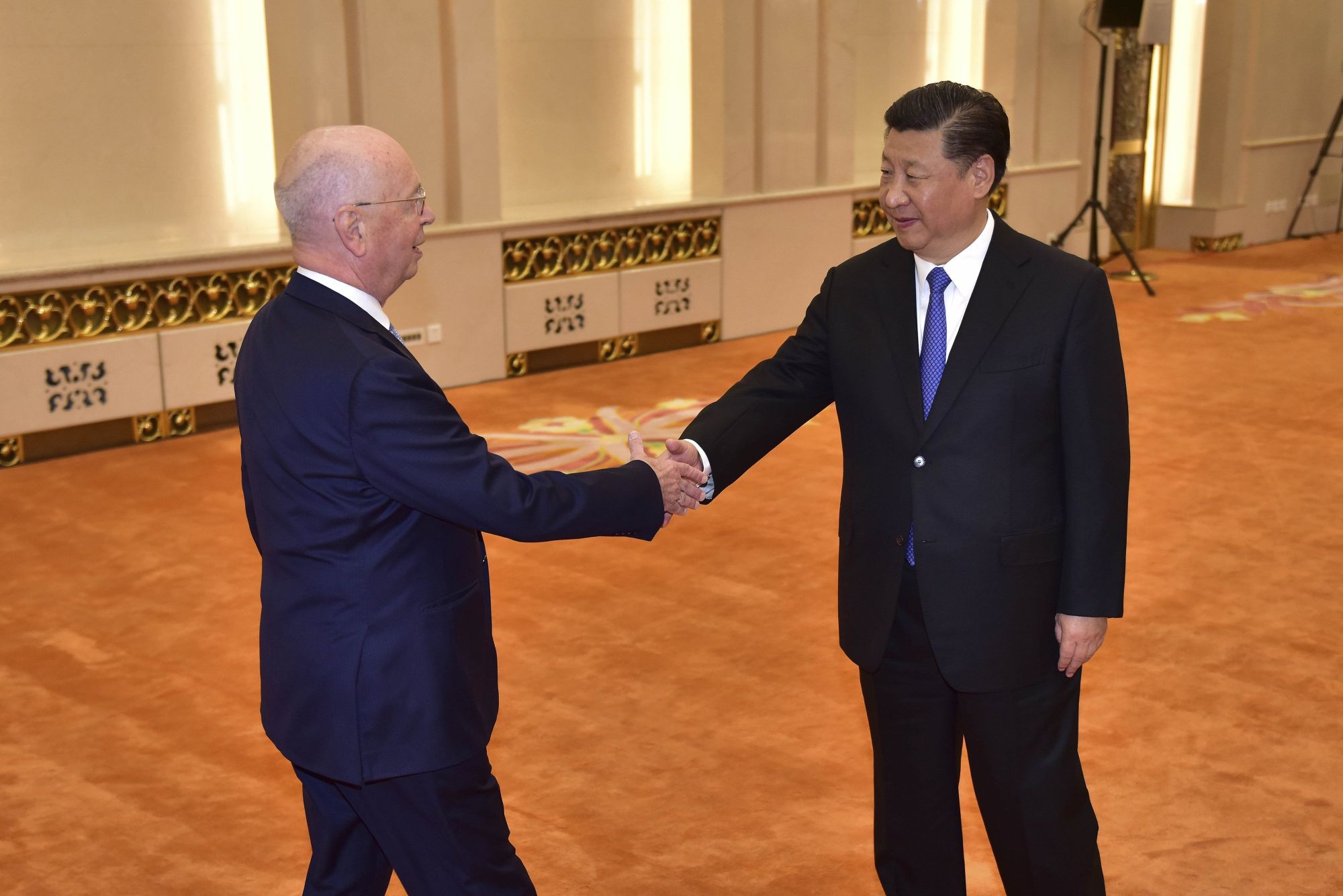 Hszi Csin-ping kínai államfő (j) fogadja Klaus Schwabot, a Világgazdasági Fórum alapító elnökét a pekingi Nagy Népi Csarnokban 2018. április 16-án. (MTI/EPA pool/Naohiko Hatta)