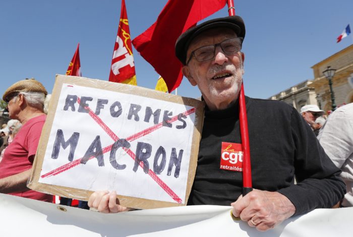 Montpellier, 2018. április 19. A CGT francia szakszervezeti szövetség tagjai és támogatói tüntetnek a francia kormány politikája ellen a dél-franciaországi Montpellierben 2018. április 19-én. Egy közelmúltban készült reprezentatív felmérés szerint a franciák 58 százaléka elégedetlen az egy éve megválasztott Emmanuel Macron államfõ tevékenységével, míg 42 százalék elégedett. (MTI/EPA/Guillaume Horcajuelo)