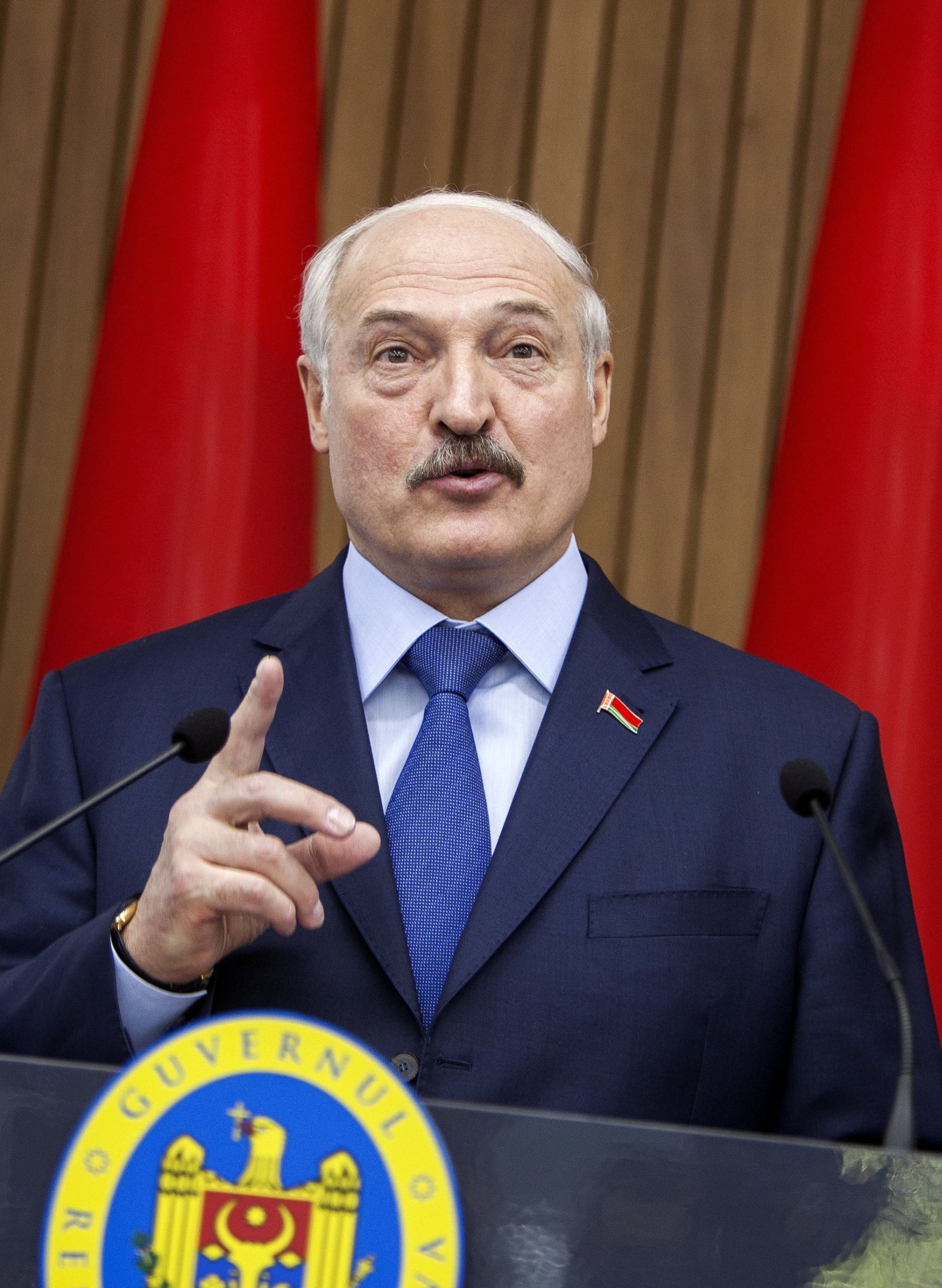 A kétnapos látogatáson Moldovában tartózkodó Aljakszandr Lukasenka fehérorosz elnök közös sajtótájékoztatót tart Pavel Filip moldovai miniszterelnökkel Chisinauban 2018. április 19-én. (MTI/EPA/Dumitru Doru)