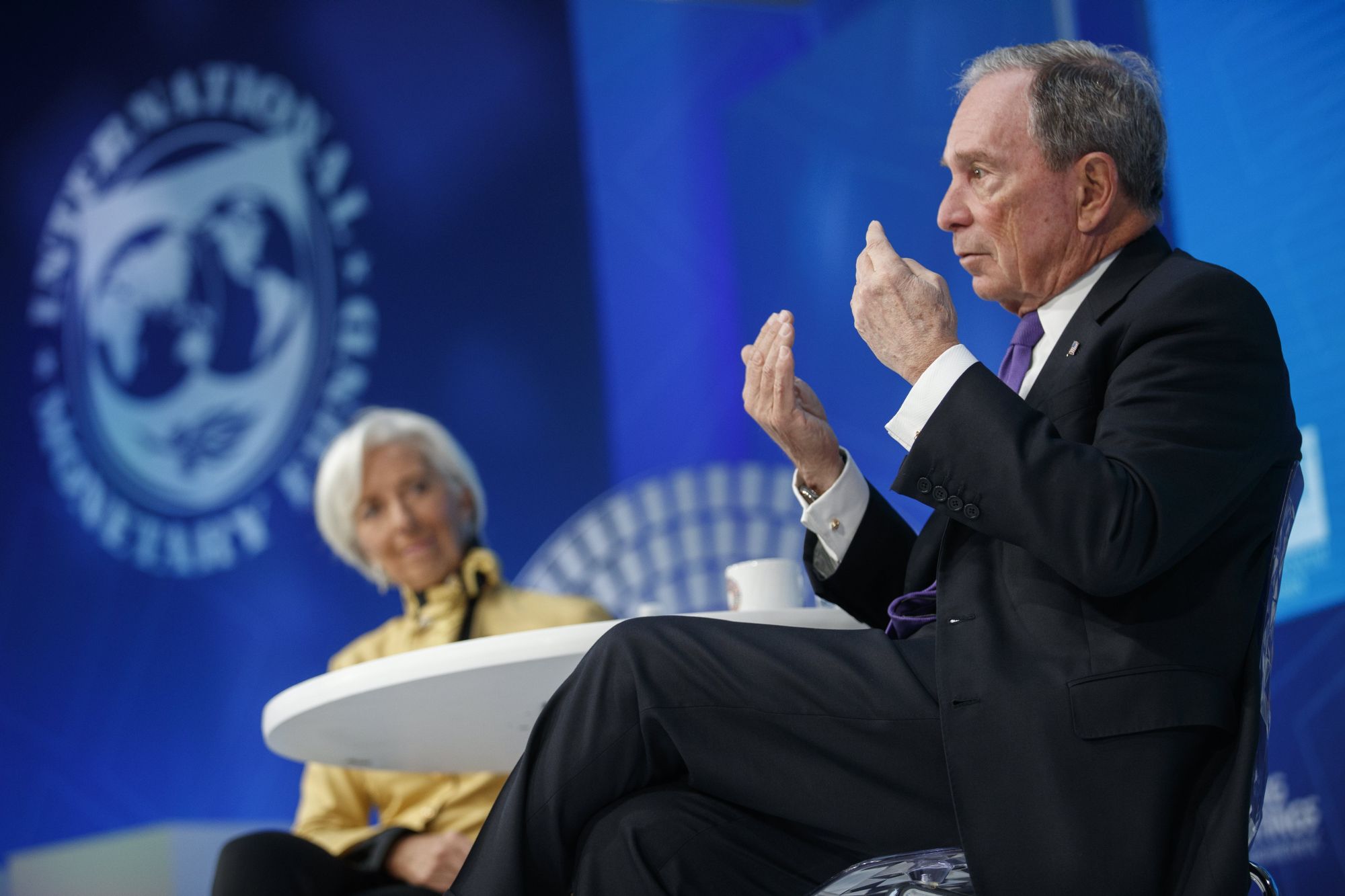 Christine Lagarde, a Nemzetközi Valutaalap vezérigazgatója (b) és Michael Bloomberg amerikai milliárdos üzletember, New York volt polgármestere, az ENSZ város- és klímaügyi különmegbízottja panelbeszélgetésen vesz részt a Világbank és a Nemzetközi Valutaalap (IMF) tavaszi ülésszakán az IMF washingtoni székházában 2018. április 19-én. (MTI/EPA/Shawn Thew)