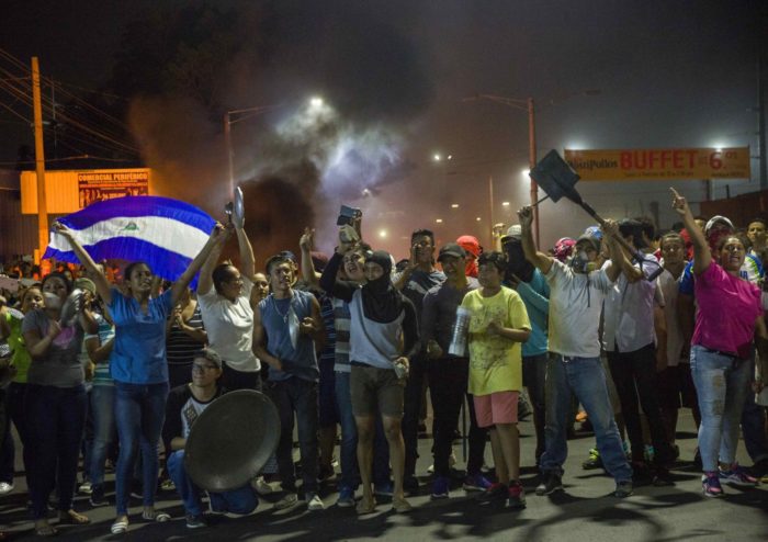 Managua, 2018. április 21. Tüntetõk jelszavakat skandálnak a nicaraguai fõvárosban, Managuában 2018. április 20-án. (MTI/EPA/Jorge Torres)
