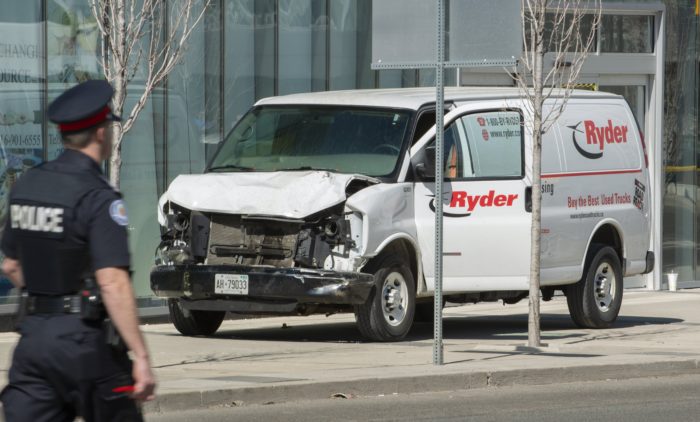Toronto, 2018. április 24. Sérült furgon elõtt egy rendõr Torontóban 2018. április 23-án, miután a jármû gyalogosok közé hajtott a kanadai nagyvárosban. Legalább két ember életét vesztette, a sofõrt elfogták. (MTI/EPA/Warren Toda)
