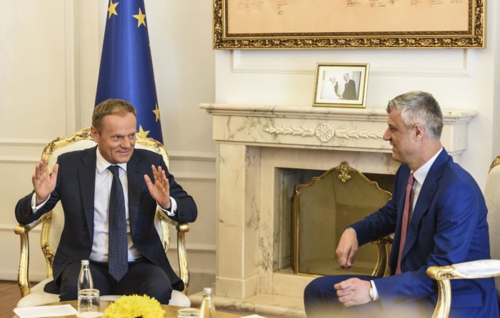 Pristina, 2018. április 26. Hashim Thaci koszovói elnök (j) és Donald Tusk, az Európai Tanács elnöke megbeszélést folytat Pristinában 2018. április 26-án. (MTI/EPA/Petrit Prenaj)