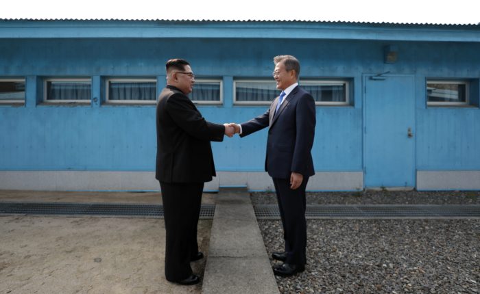 Panmindzson, 2018. április 27. Kim Dzsong Un észak-koreai vezetõ (b) és Mun Dzse In dél-koreai elnök kezet fog a két Koreát elválasztó panmindzsoni demilitarizált övezetben, a demarkációs vonal déli oldalán levõ Béke Házában tartandó megbeszélésük elõtt 2018. április 27-én. Kim Dzsong Un személyében 65 éve elõször lép észak-koreai vezetõ dél-koreai területre. (MTI/EPA/Korea-közi csúcs sajtószolgálata/pool)