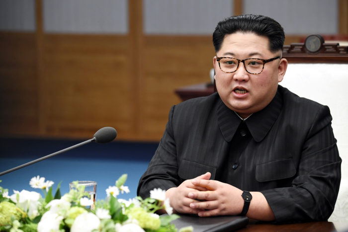 Panmindzson, 2018. április 27. Kim Dzsong Un észak-koreai vezető beszél a Mun Dzse In dél-koreai elnökkel tartott kétoldalú találkozón a két Koreát elválasztó panmindzsoni demilitarizált övezet déli oldalán levő Béke Házában 2018. április 27-én. Kim Dzsong Un személyében 65 éve először lépett észak-koreai vezető dél-koreai területre. (MTI/EPA pool/Korea-közi csúcs sajtószolgálata)