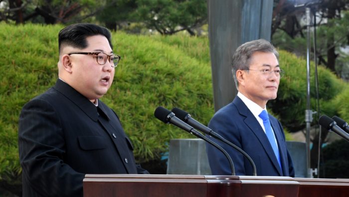Panmindzson, 2018. április 27. Kim Dzsong Un észak-koreai vezetõ (b) és Mun Dzse In dél-koreai elnök sajtótájékoztatót tart a két Koreát elválasztó panmindzsoni demilitarizált övezetben a déli oldalon levõ Béke Házában folytatott tárgyalásukat követõen 2018. április 27-én. Kim Dzsong Un személyében 65 éve elõször lép észak-koreai vezetõ dél-koreai területre. (MTI/EPA pool/Korea-közi csúcs sajtószolgálata)