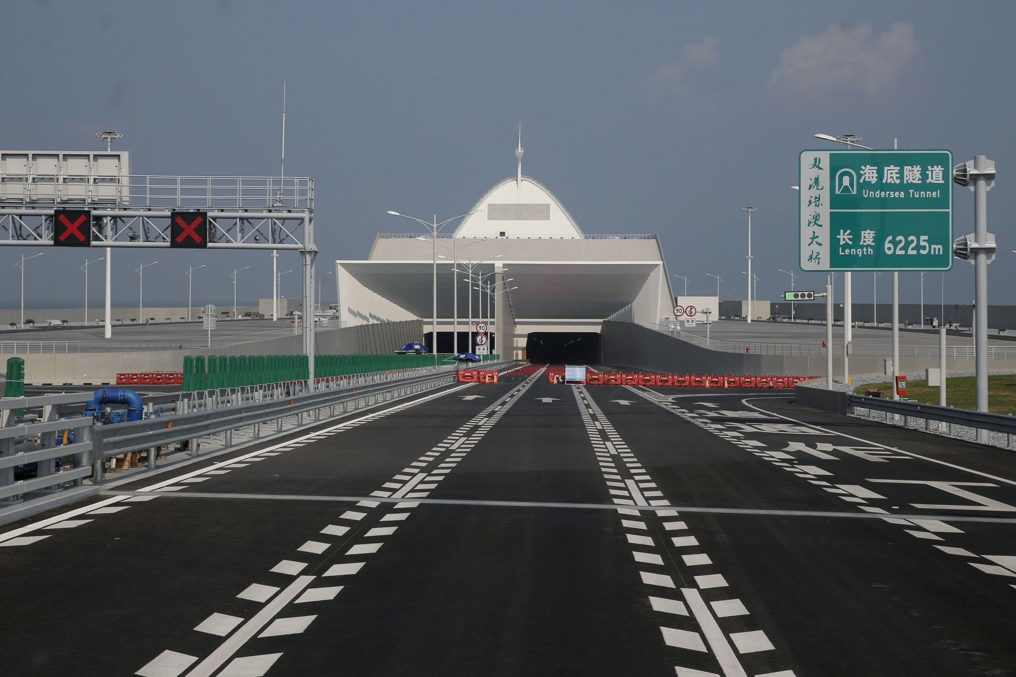 A Hongkong-Csuhaj-Makaó híd, a világ leghosszabb, tengeren átívelő hídja a dél-kínai Kuangtung tartományban fekvő Csuhajban 2018. március 28-án. A három várost a Gyöngy-folyó torkolatvidékén összekötő híd teljes hossza 55 kilométer, ebbõl a főhíd 23 kilométer, az alagút 6,7 kilométer, és két mesterséges sziget is része a létesítménynek. (MTI/AP/Kin Csöung)