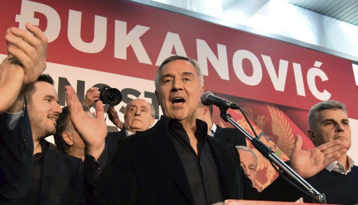 Podgorica, 2018. április 16. Milo Djukanovic, a kormányzó montenegrói Szocialisták Demokratikus Pártja (DPS) elnöke beszél támogatóihoz Podgoricában 2018. április 15-én, miután az elõzetes eredmények szerint már az elnökválasztás elsõ fordulójában megszerezte a szavazatok több mint ötven százalékát, és ezzel megnyerte a voksolást. (MTI/AP/Risto Bozovic)