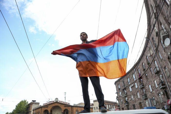 Jereván, 2018. április 22. Örmény zászlót lenget egy tüntetõ a Szerzs Szargszján korábbi örmény államfõ miniszterelnökké választása elleni tiltakozáson Jerevánban 2018. április 22-én. Szargszjánt április 17-én választotta miniszterelnökké a jereváni parlament. (MTI/AP/Aram Kirakoszjan)