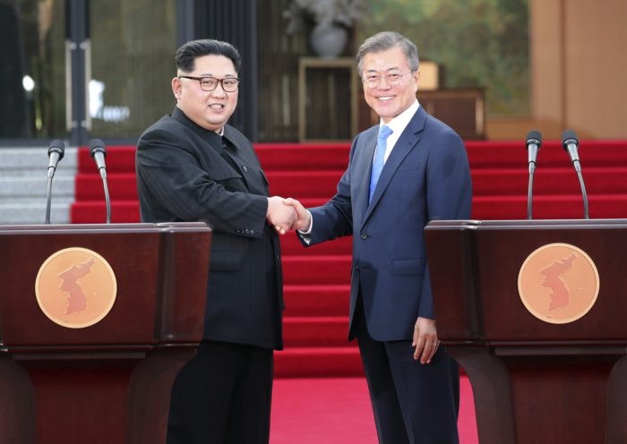 Panmindzson, 2018. április 27. Kim Dzsong Un észak-koreai vezetõ (b) és Mun Dzse In dél-koreai elnök kezet fog, miután sajtótájékoztatót tartottak a két Koreát elválasztó panmindzsoni demilitarizált övezetben a déli oldalon levõ Béke Házában folytatott tárgyalásukat követõen 2018. április 27-én. Kim Dzsong Un személyében 65 éve elõször lép észak-koreai vezetõ dél-koreai területre. (MTI/AP pool/Korea-közi csúcs sajtószolgálata)