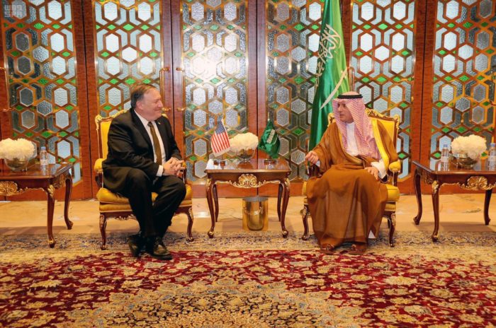 Rijád, 2018. április 29. A Szaúdi Sajtóügynökség (SPA) által közreadott képen Adel al-Dzsubeir szaúdi külügyminiszter (j) és Mike Pompeo amerikai külügyminiszter tárgyal Rijádban 2018. április 28-án. Pompeo közel-keleti körútja elsõ állomására érkezett Szaúd-Arábiába. (MTI/AP/Szaúdi Sajtóügynökség)