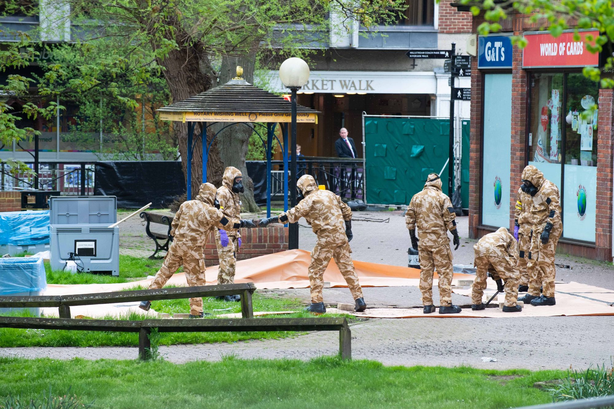 A brit védelmi minisztérium által kiadott fotón a brit hadsereg emberei dolgoznak a Maltings Shopping Centre környékén, Salisbury-ben, Nagy-Britanniában, 2018. április 24-én. EPA/CPL PETE BROWN / BRITISH MINISTRY OF DEFENCE