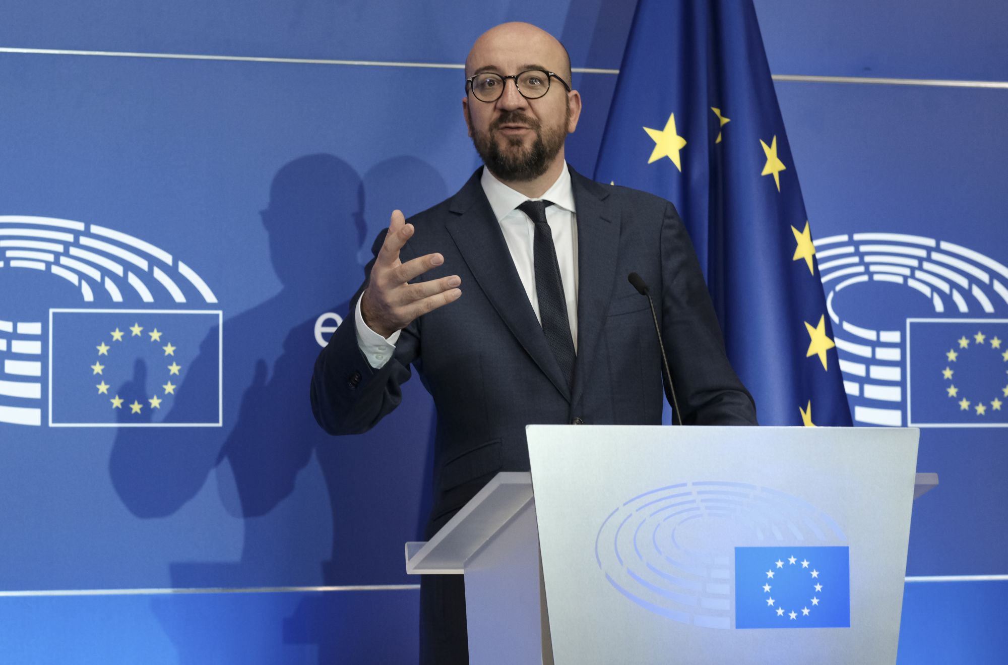 A belga miniszterelnök, Charles Michel sajtótájékoztatót tart az Európai Parlament plenáris ülése után Brüsszelben, Belgiumban, 2018. május 3-án.  EPA/OLIVIER HOSLET