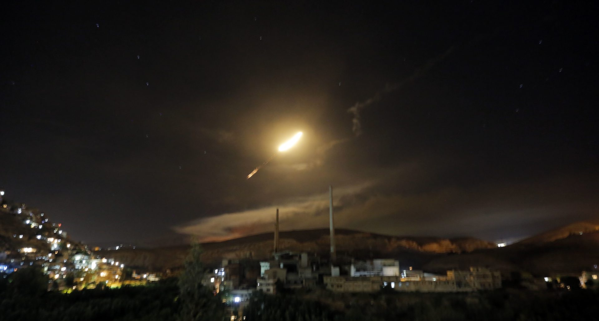 A szíriai légvédelem rakétái láthatóak Damaszkusz felett 2018. május 10-én, Szíriában. Hivatalos szíriai források szerint a légvédelem az izraeli hadsereg által indított légitámadásra reagált. EPA/YOUSSEF BADAWI 