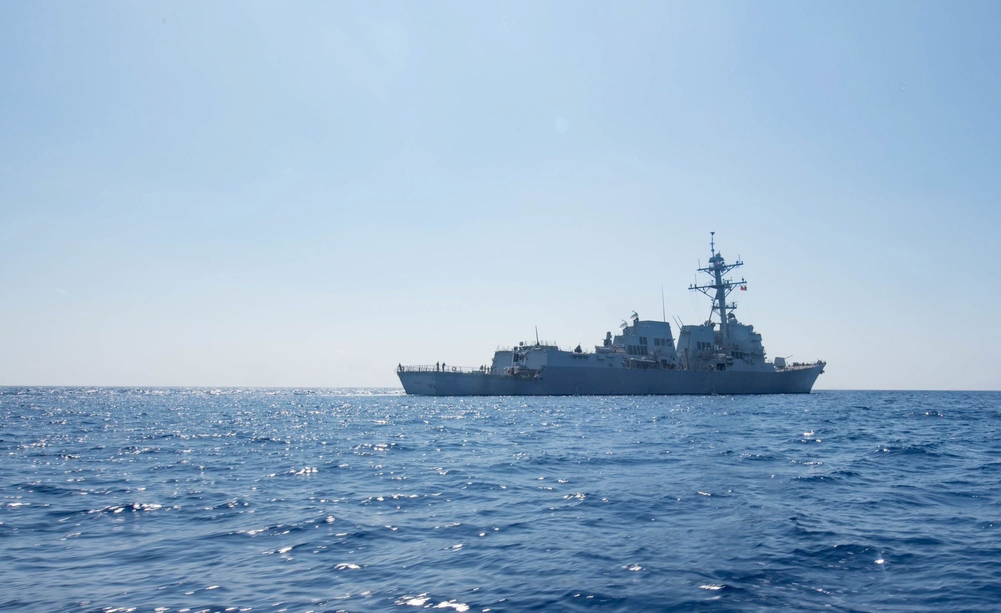 Az amerikai haditengerészet által 2017. május 25-én közreadott kép a Dewey amerikai hadihajóról a dél-kínai-tengeren 2017. május 6-án. A térségbe vezényelt Carl Vinson repülőgép-hordozó kötelékébe tartozó Dewey romboló 12 mérföldnél közelebb hajózott egy olyan mesterséges szigethez, amelyet Kína épített egy olyan zátonyon, amelyet több ország is magának követel a Dél-kínai-tengeren. (MTI/EPA/Amerikai haditengerészet)