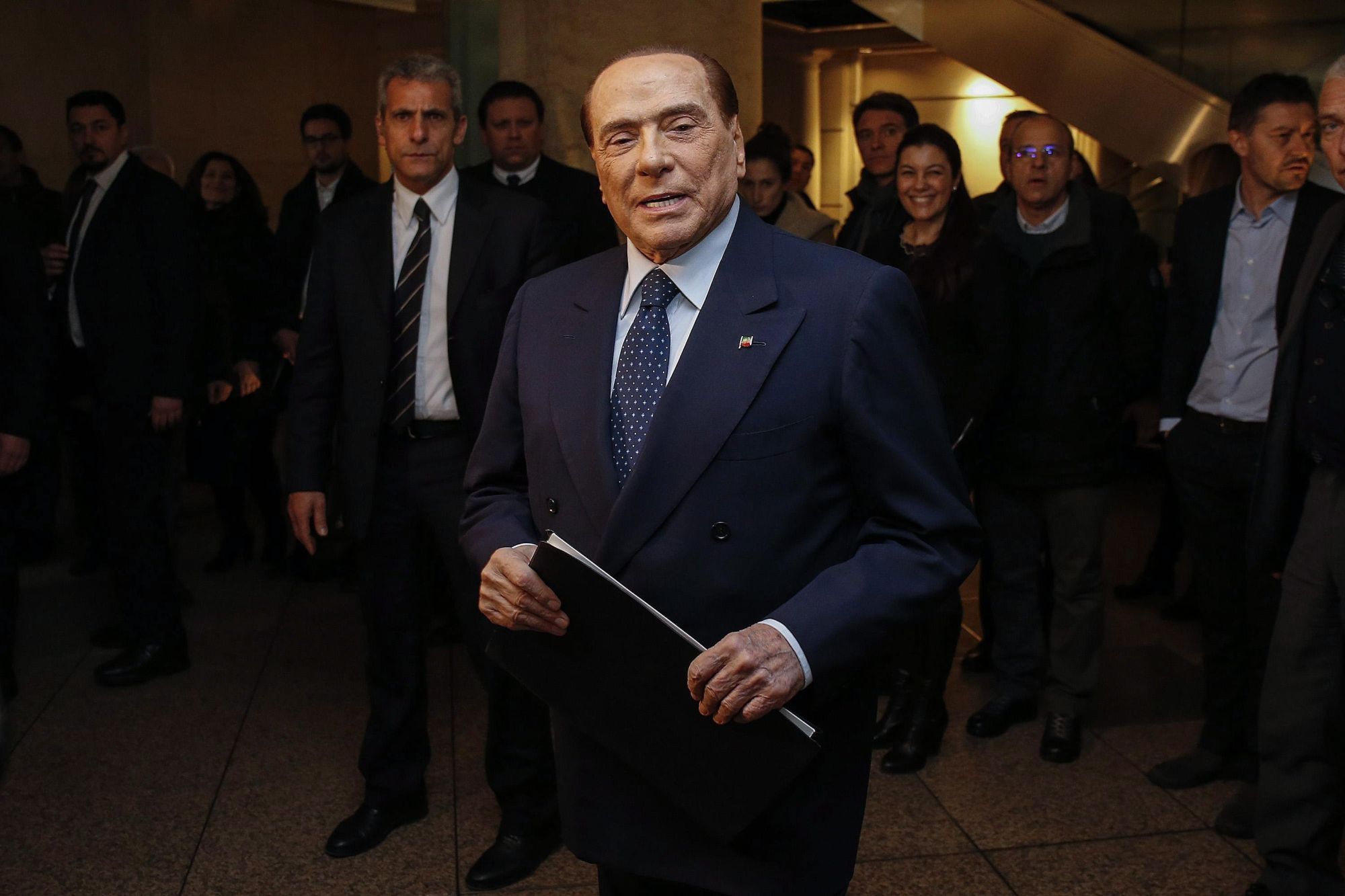Silvio Berlusconi volt olasz miniszterelnök, a Forza Italia (FI) párt vezetője a jobbközép pártok közös választási kampányrendezvényét követő sajtótájékoztatóra érkezik Rómában, 2018. március 1-jén. A kormányfői posztot eddig négyszer is betöltő, 81 éves politikus két nappal korábban bejelentette, hogy miután 2019-ben lejár a közügyektől való eltiltása, újra elvállalná a kormányfői tisztséget egy esetleges előrehozott választáson. 