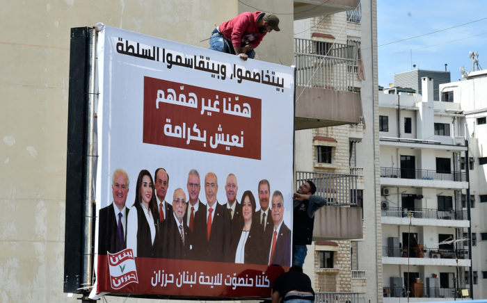 Bejrút, 2018. április 10. Választási plakátot helyeznek el egy ház homlokzatán munkások Bejrútban 2018. április 10-én. Libanonban kilenc év után először, 2018. május 6-án rendeznek parlamenti választásokat, a 128 parlamenti helyért 976 jelölt, köztök 111 nő indul. (MTI/EPA/Vael Hamzeh)
