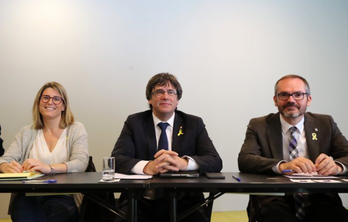 Berlin, 2018. április 18. Carles Puigdemont leváltott katalán elnök (k), valamint Elsa Artadi (b) és Josep Costa a függetlenségi Együtt Katalóniáért (Junts pel Catalunya) párt megbeszélésén Berlinben 2018. április 18-án. Az óvadék ellenében április 6-án Németországban szabadlábra helyezett Puidemont ellen az alkotmányellenesen megtartott függetlenségi népszavazás megrendezése, a katalán függetlenségi nyilatkozat elfogadása, lázadás és közpénz hûtlen kezelése miatt vádat emeltek Spanyolországban. (MTI/EPA/Felipe Trueba)