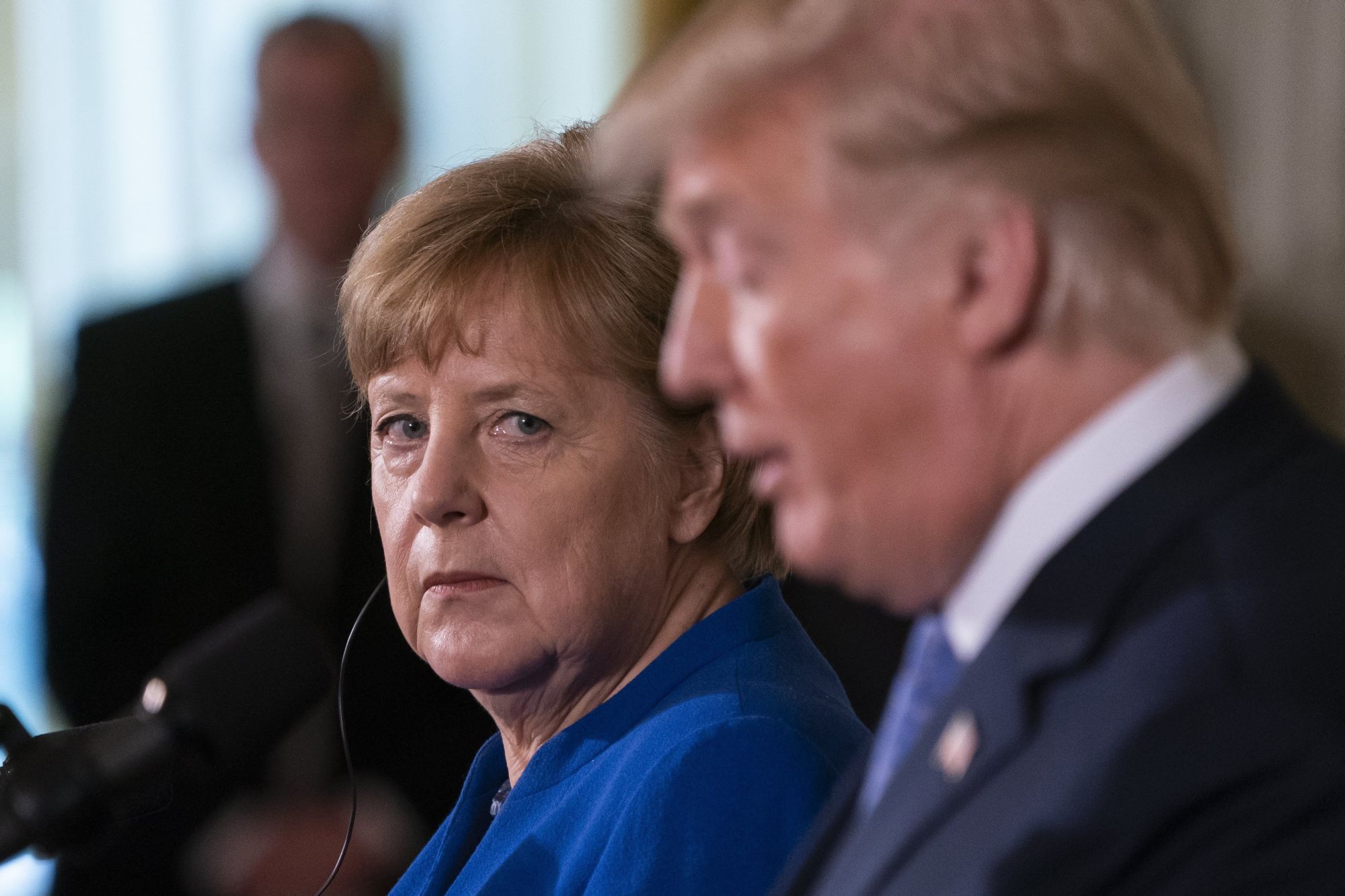 Donald Trump amerikai elnök (j) és Angela Merkel német kancellár közös sajtótájékoztatót tart a washingtoni Fehér Házban 2018. április 27-én. (MTI/EPA/Jim Lo Scalzo)