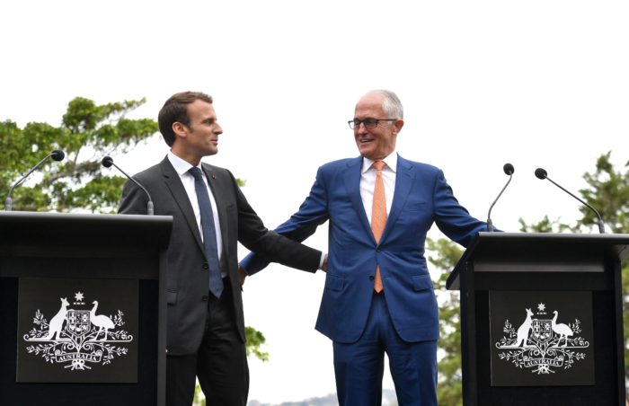 Sydney, 2018. május 2. Emmanuel Macron francia államfõ (b) és Malcolm Turnbull ausztrál miniszterelnök a sajtótájékoztatójuk végén a másodlagos ausztrál kormányfõi rezidencia, a sydney-i Kirribilli Ház kertjében 2018. május 2-án. (MTI/EPA/AAP/Mick Tsikas)