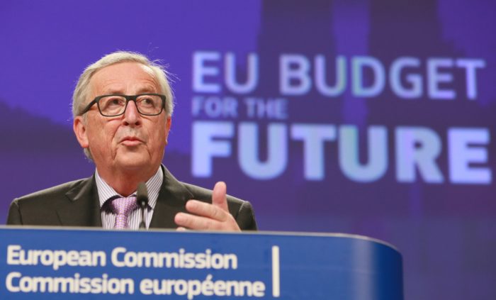 Brüsszel, 2018. május 2. Jean-Clude Juncker, az Európai Bizottság elnöke egy brüsszeli sajtóértekezleten 2018. május 2-án, miután a bizottság bemutatta a 2021 és 2027 közötti idõszak európai uniós költségvetési tervezetét az Európai Parlamentben. A háttérben olvasható felirat jelentése: EU-költségvetés a jövõért. (MTI/EPA/Stephanie Lecocq)